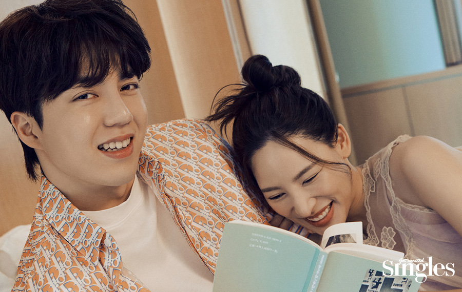 희두가 디올의 오블리크 반소매 셔츠, 나연이 프라다의 오간자 슬립 드레스, 이올로의 이너슬립 드레스를 착용하고 촬영한 싱글즈 화보